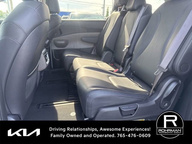 Used 2025 Kia Carnival EX FWD image 9