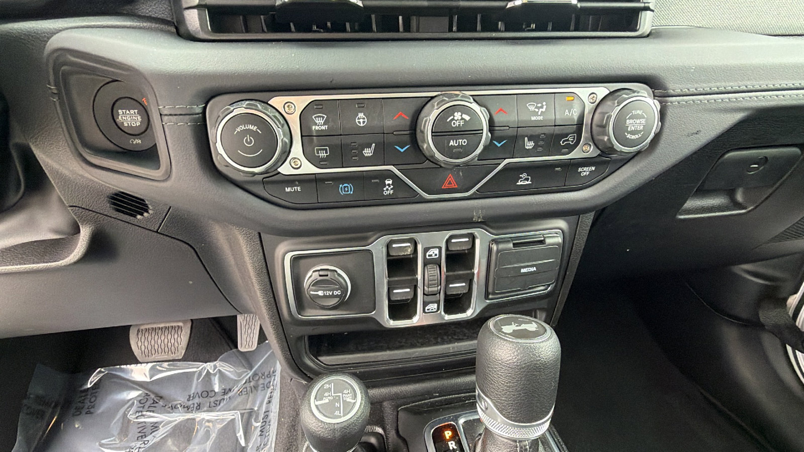 Used 2025 Jeep Wrangler Sahara image 32