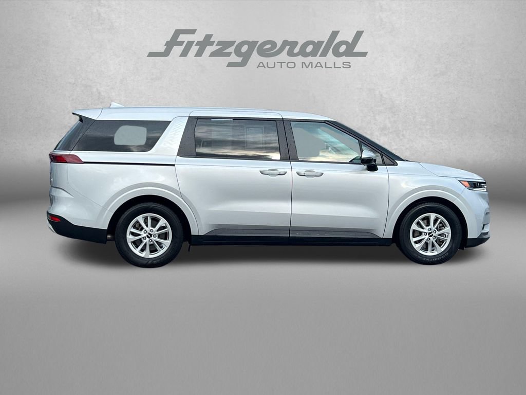 Used 2023 Kia Carnival LX FWD image 3