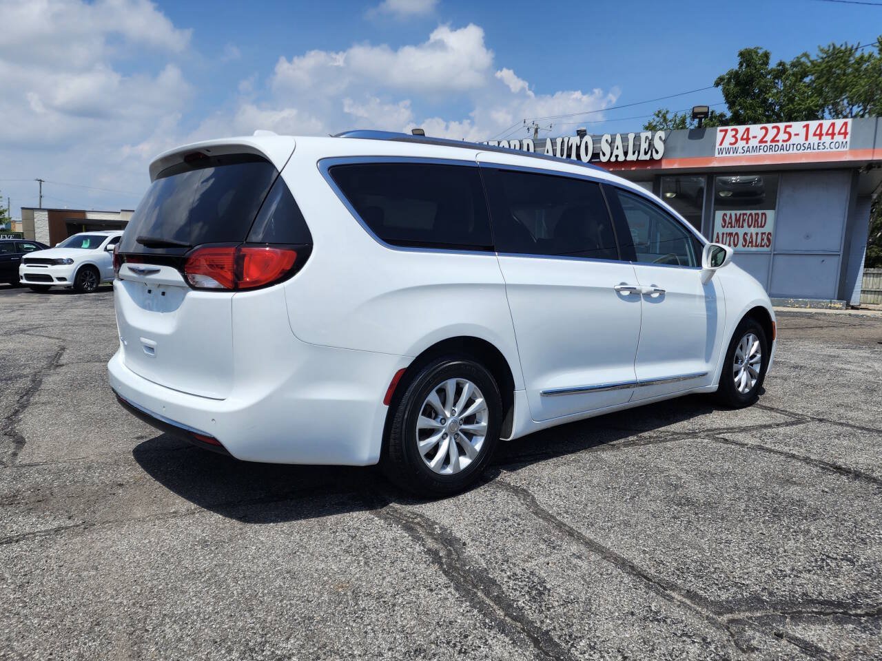 Used 2019 Chrysler Pacifica Touring-L FWD image 11