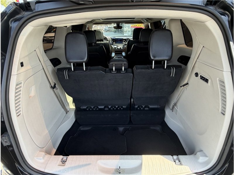 Used 2018 Chrysler Pacifica Limited FWD image 22