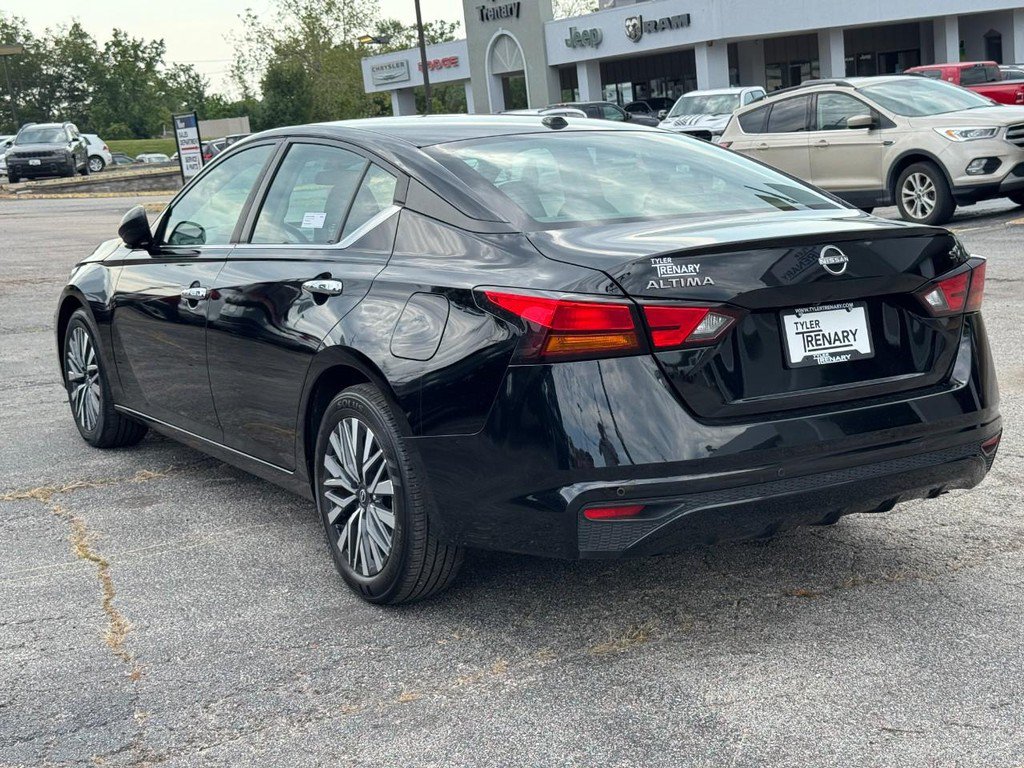 Used 2024 Nissan Altima 2.5 SV FWD image 6