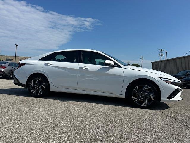 New 2025 Hyundai Elantra Limited image 3