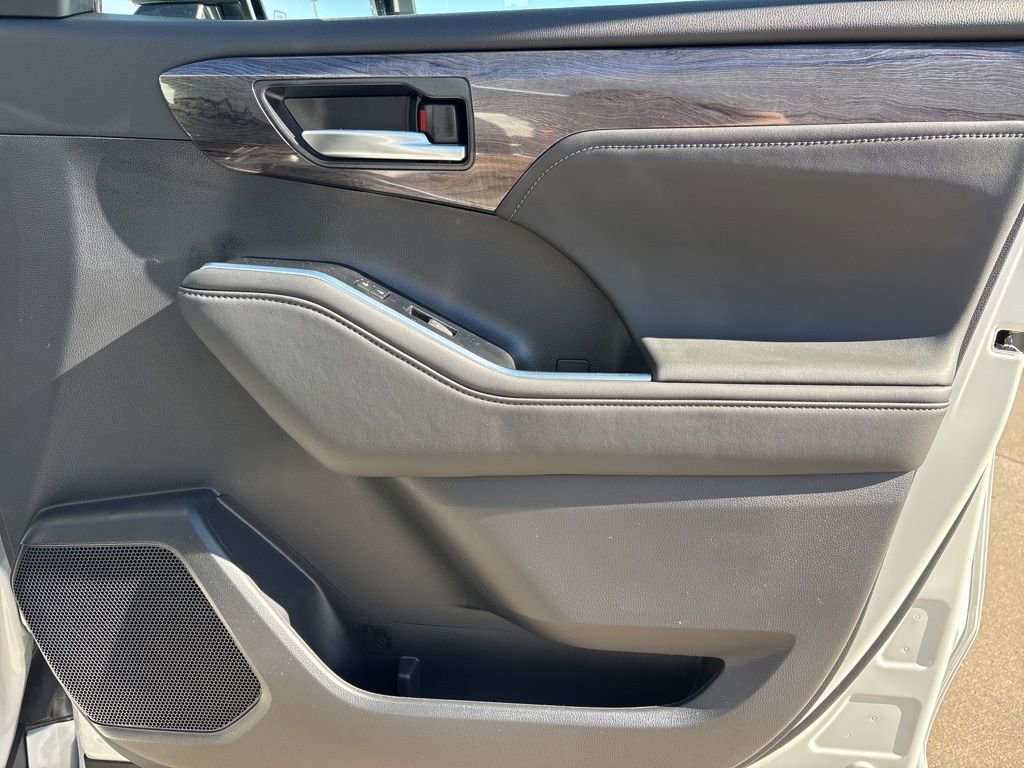 New 2026 Toyota Highlander Platinum image 27