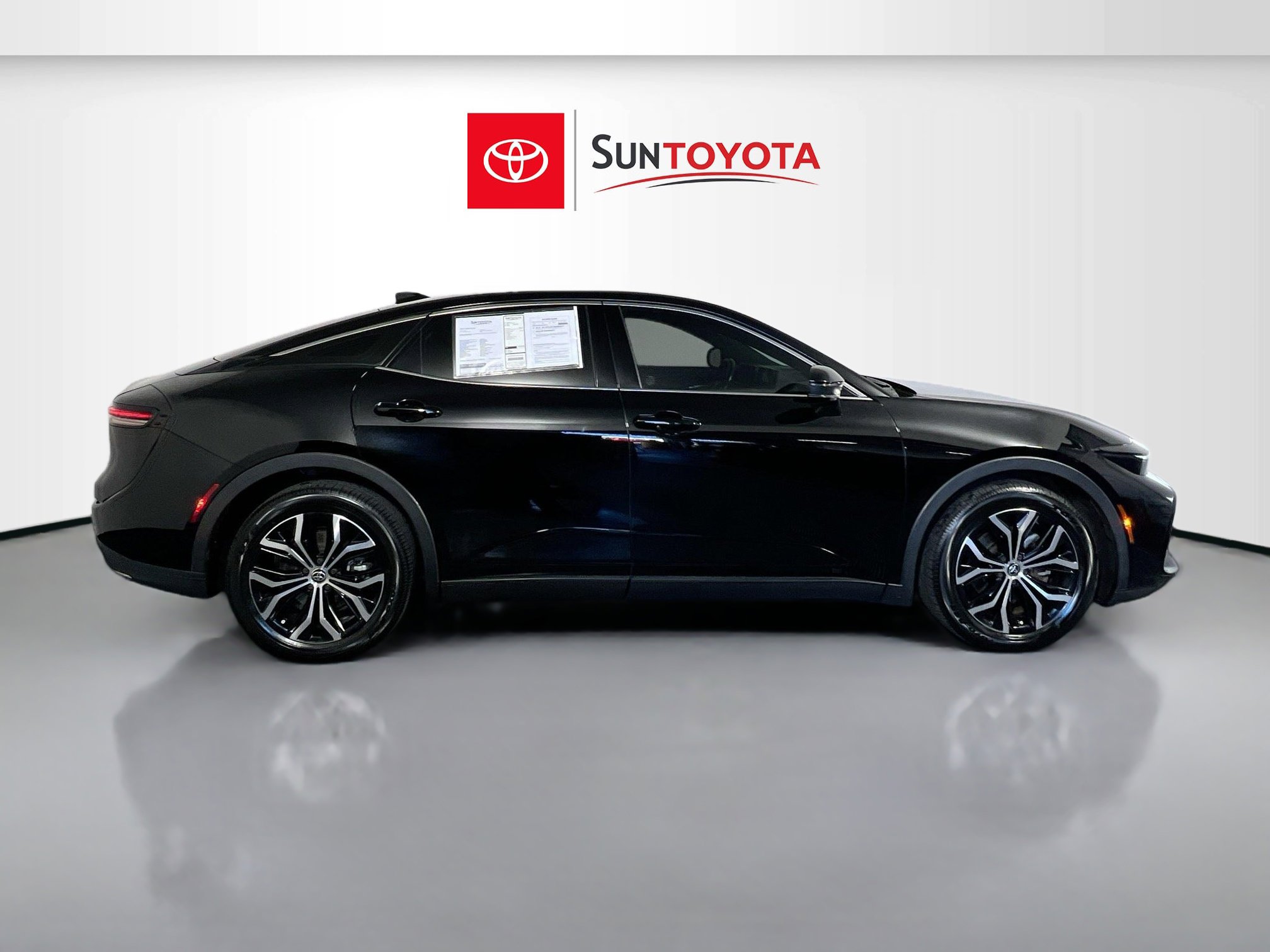 Used 2023 Toyota Crown XLE image 2