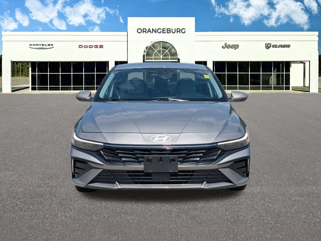 Used 2025 Hyundai Elantra Limited FWD image 2