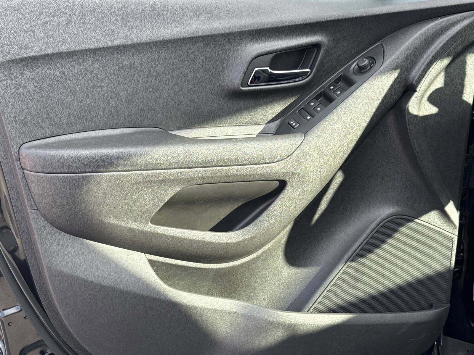 Used 2020 Chevrolet Trax LS w/ Tint and Cruise Package image 15