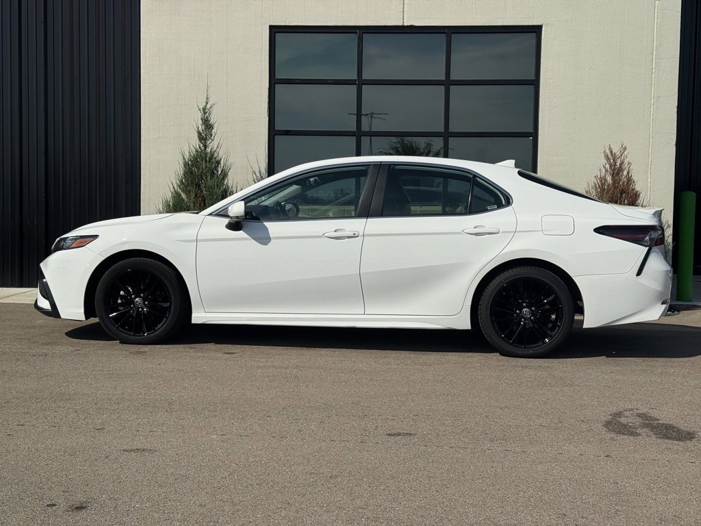 Used 2024 Toyota Camry SE image 2