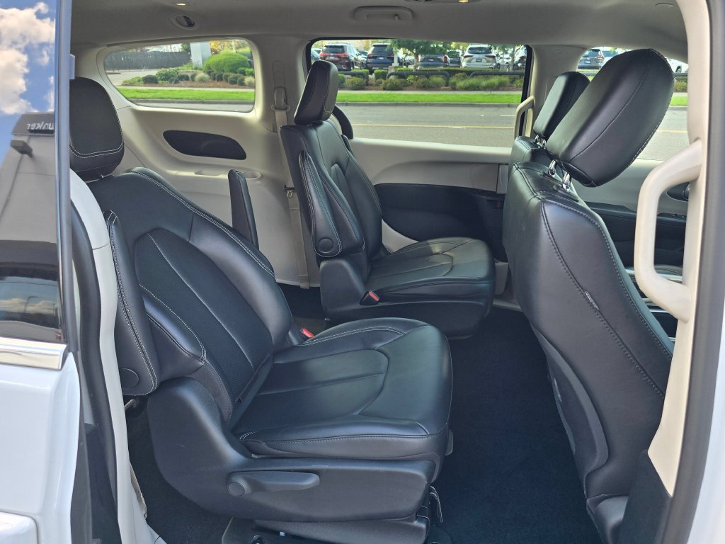 Used 2024 Chrysler Pacifica Limited FWD image 12