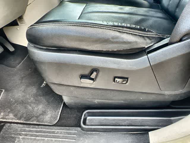 Used 2015 Chrysler Town & Country Touring w/ Driver Convenience Group FWD image 30
