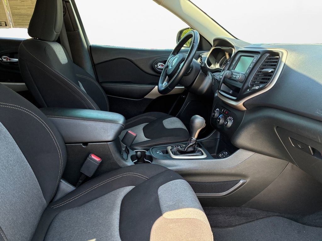 Used 2018 Jeep Cherokee Latitude w/ Altitude Package FWD image 24