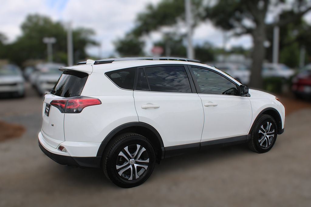 Used 2018 Toyota RAV4 LE FWD image 6