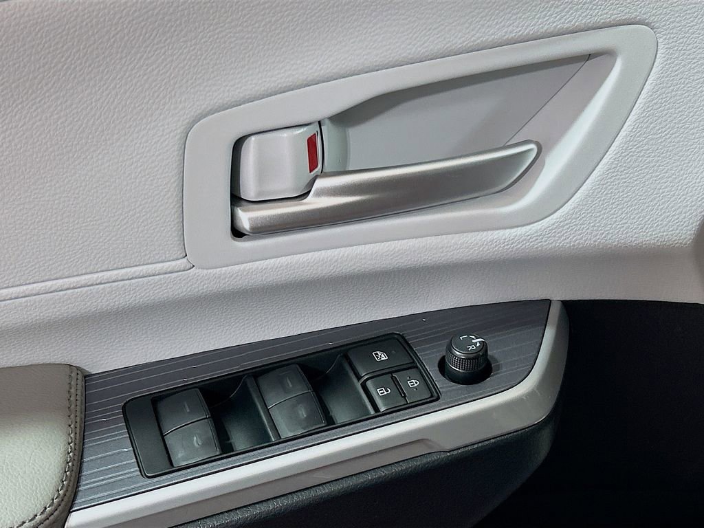 Used 2026 Toyota Sienna XLE image 17