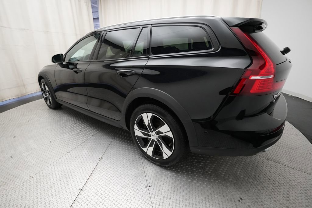 Used 2025 Volvo V60 B5 Cross Country Plus image 34