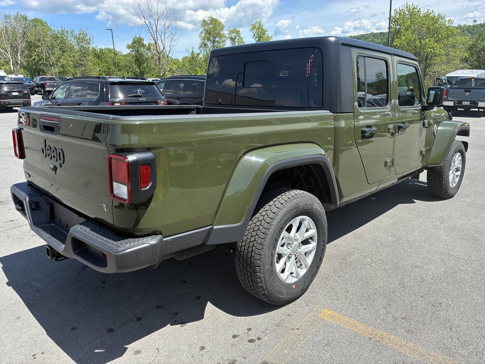 New 2023 Jeep Gladiator Sport AWD/4WD image 10