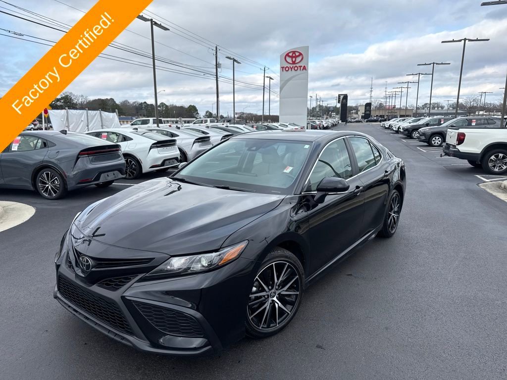 Used 2024 Toyota Camry SE image 1