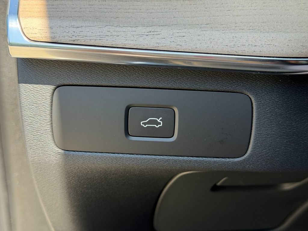 New 2026 Volvo XC90 B6 Plus w/ Protection Package Premier AWD/4WD image 31