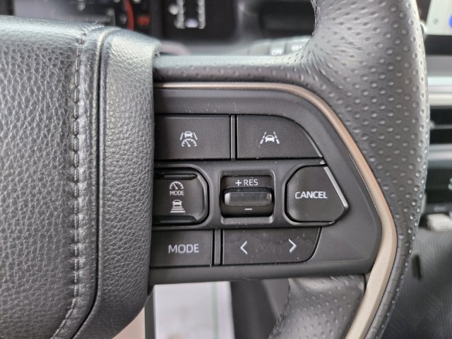 Used 2025 Toyota 4Runner SR5 AWD/4WD image 31