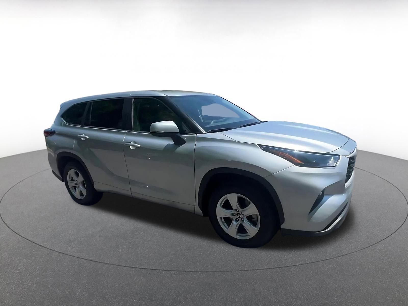 Used 2025 Toyota Highlander LE FWD image 2
