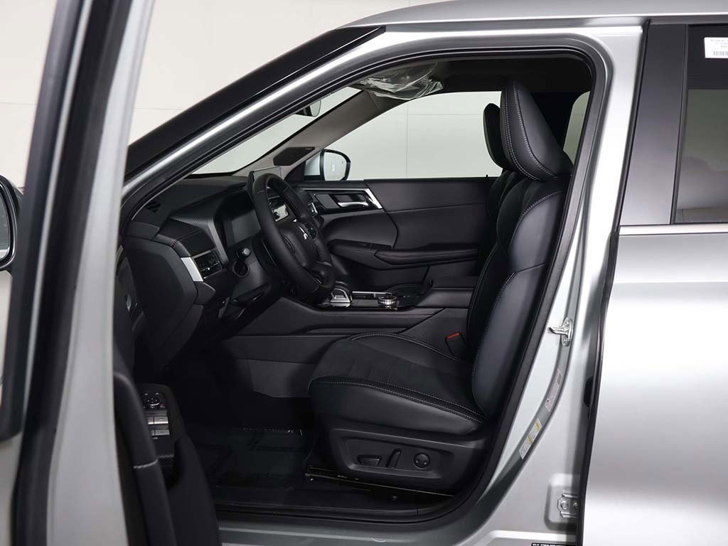 New 2025 Mitsubishi Outlander SE image 34