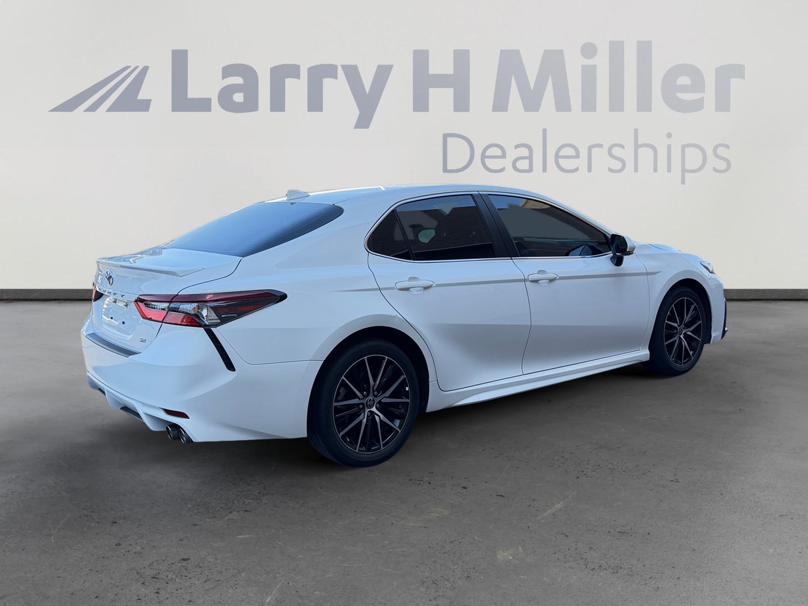 Used 2023 Toyota Camry SE FWD image 5