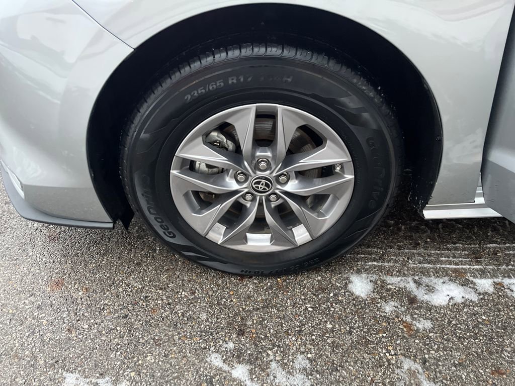 Certified 2023 Toyota Sienna XLE image 30