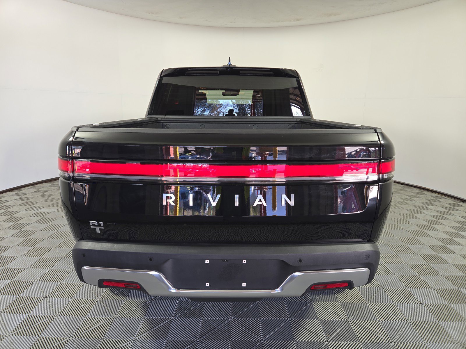 Used 2024 Rivian R1T Adventure image 4