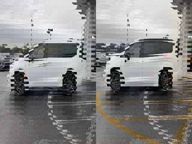 New 2026 Chrysler Pacifica Select image 2