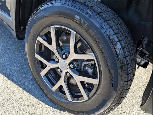 Used 2025 Jeep Grand Cherokee L Limited w/ Luxury Tech Group II image 21