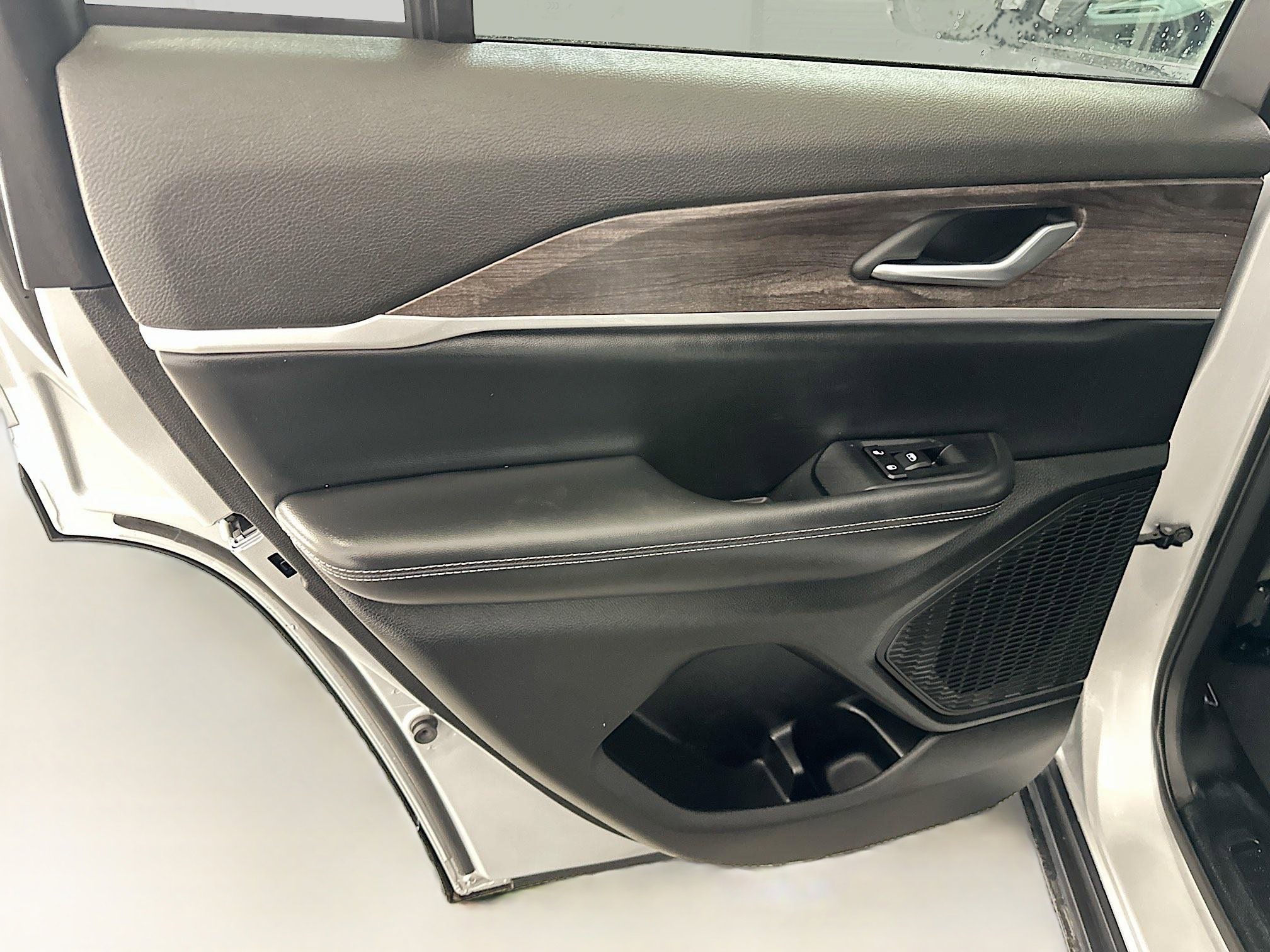 Used 2023 Jeep Grand Cherokee Limited image 27