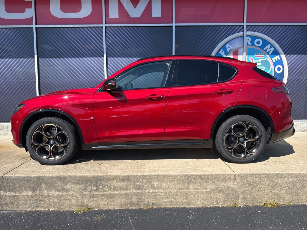 New 2025 Alfa Romeo Stelvio Sprint image 9