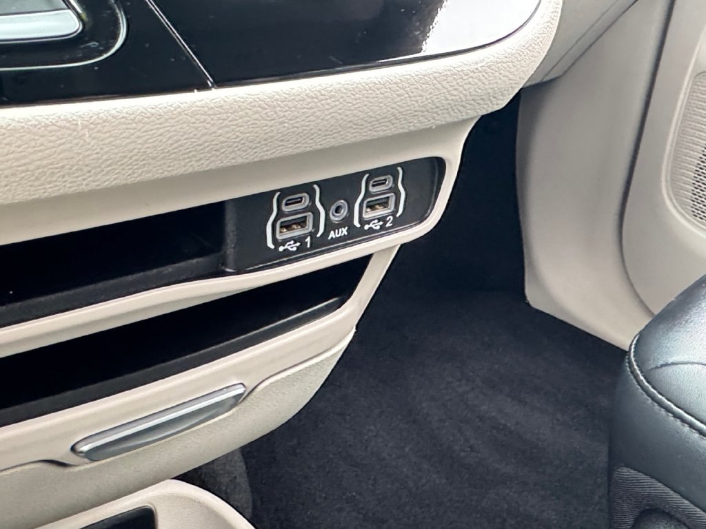 Used 2024 Chrysler Pacifica Touring-L FWD image 28