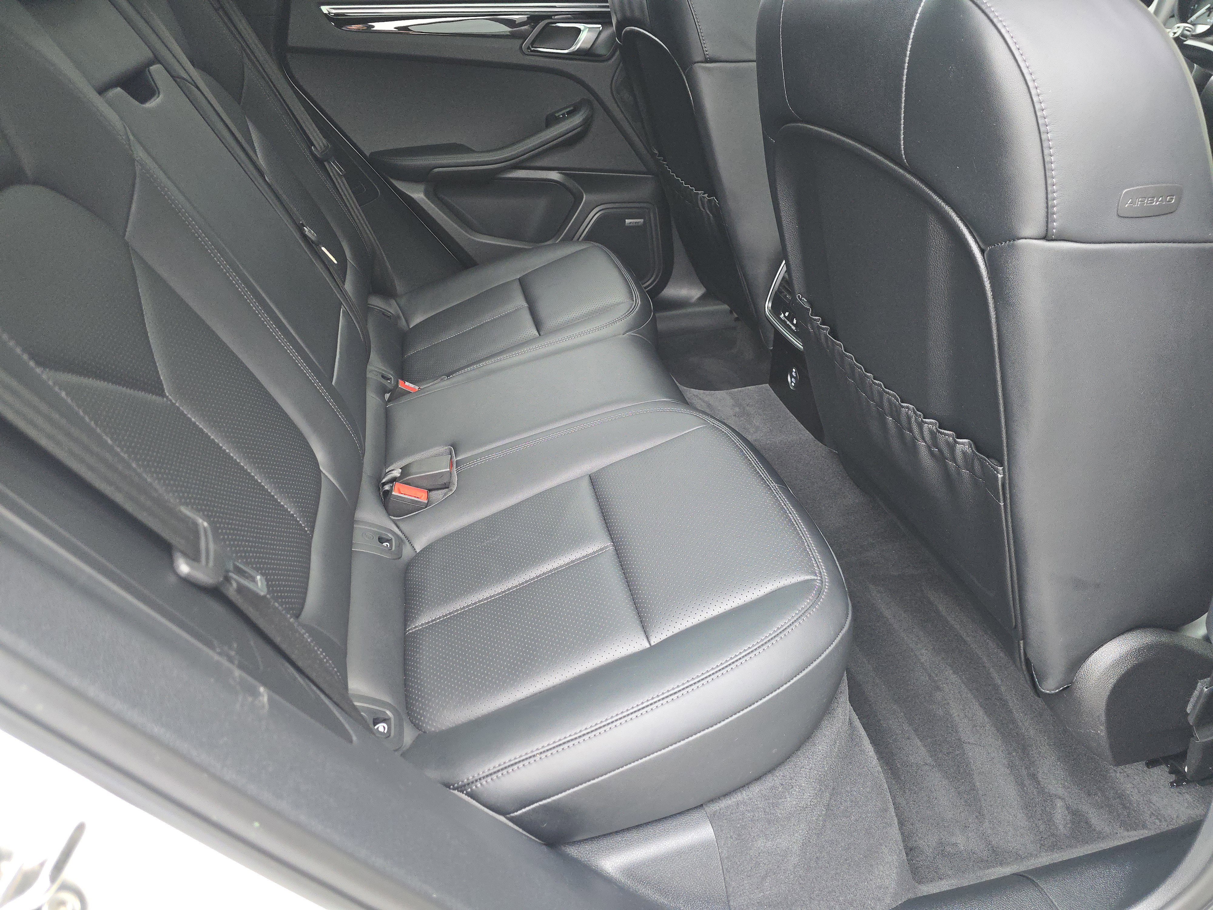 Certified 2025 Porsche Macan AWD/4WD image 14