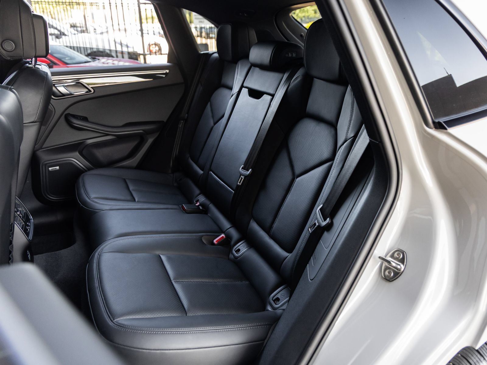 Certified 2024 Porsche Macan S AWD/4WD image 37