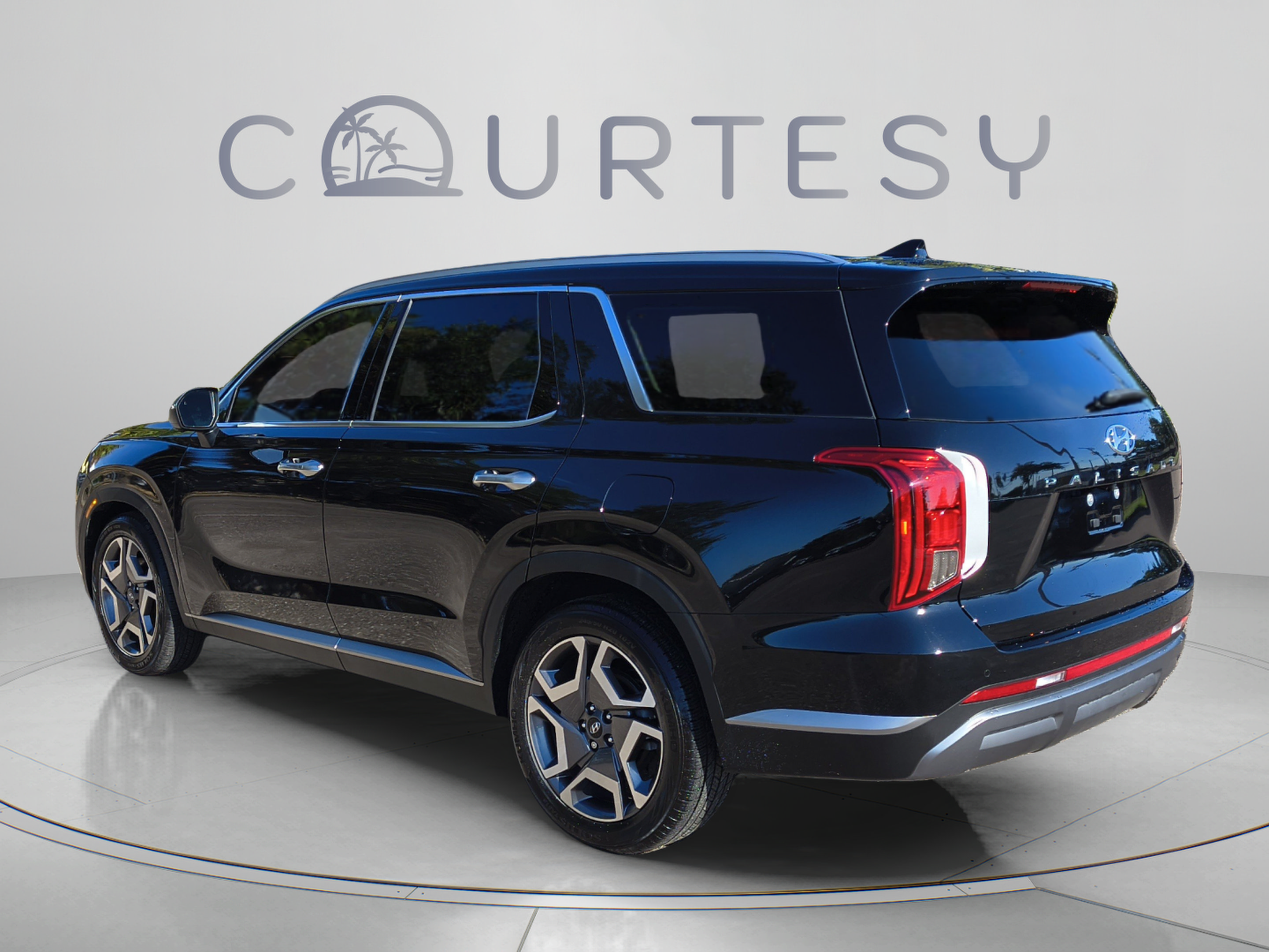 Used 2024 Hyundai Palisade SEL w/ Premium Package FWD image 3