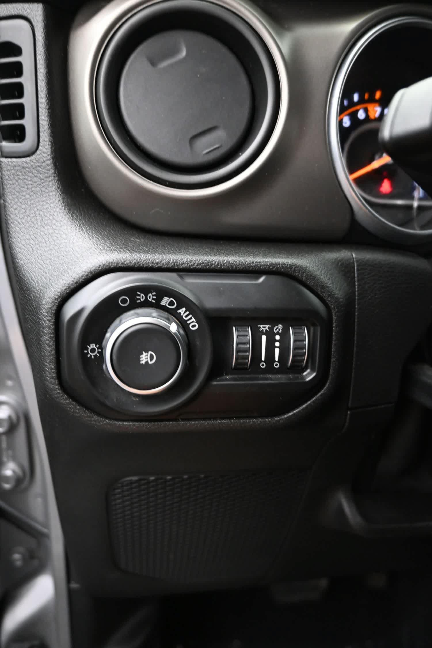 Used 2018 Jeep Wrangler Unlimited Sport S AWD/4WD image 21
