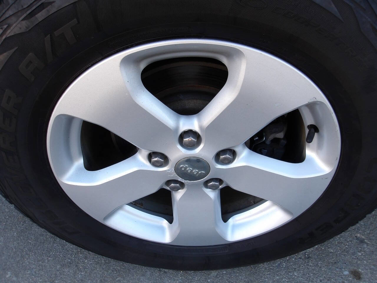 Used 2011 Jeep Grand Cherokee Laredo image 26