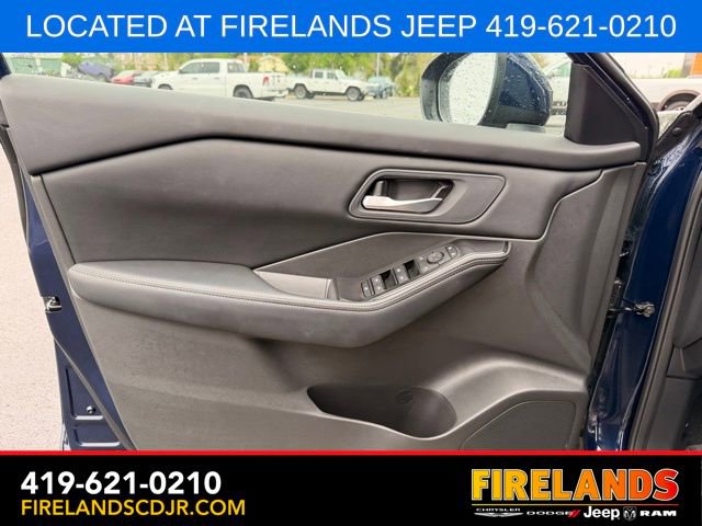 Used 2025 Nissan Rogue SV FWD image 20