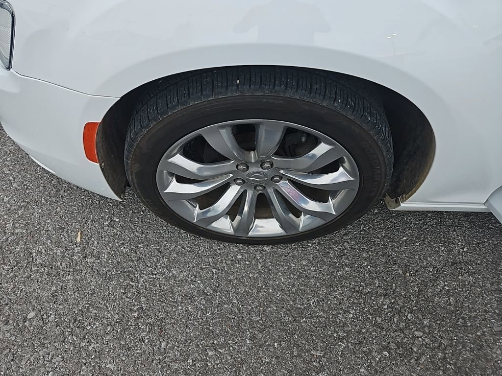 Used 2019 Chrysler 300 Touring w/ Chrome Appearance Package image 13