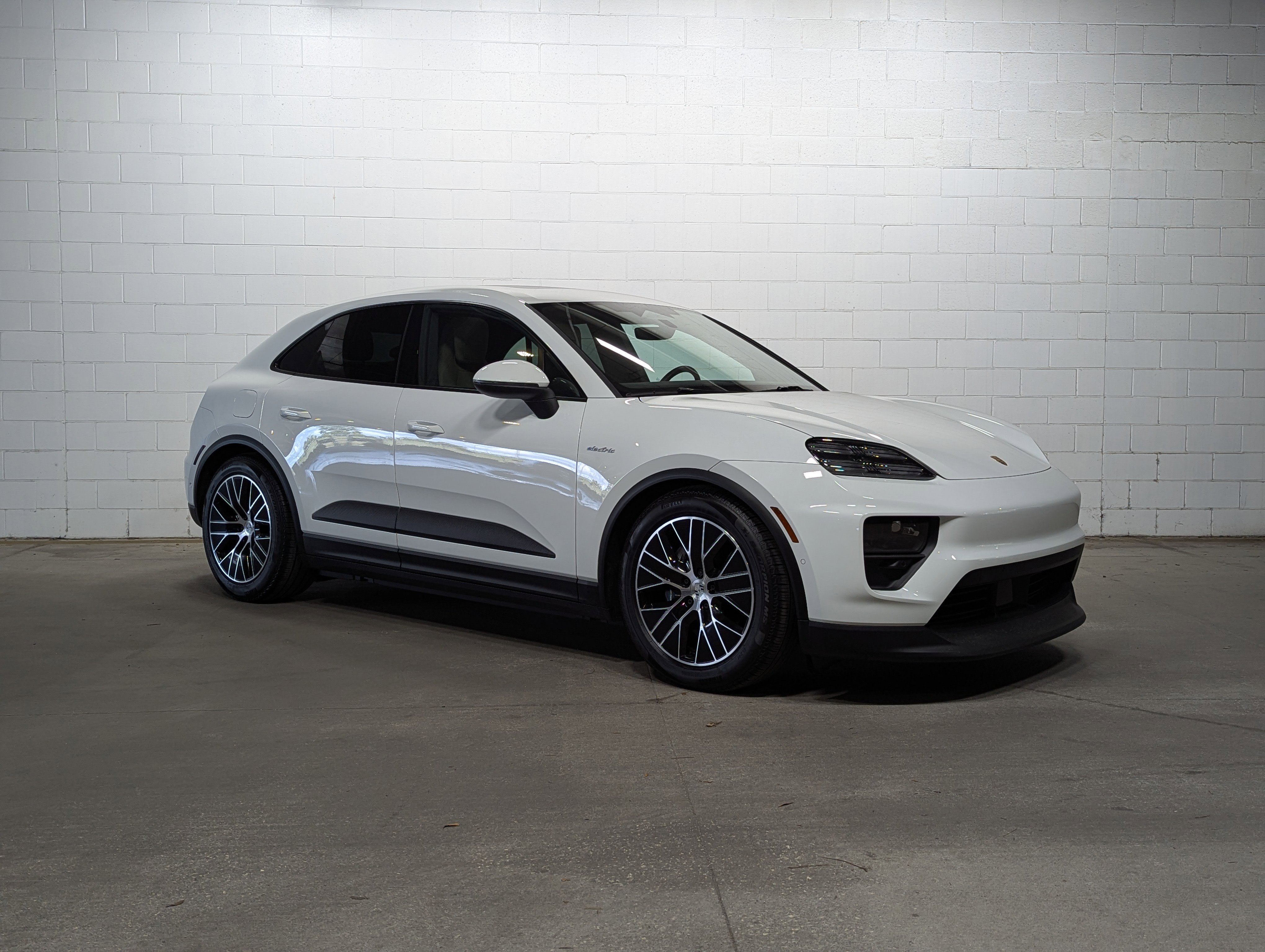 Certified 2025 Porsche Macan 4 Electric image 9