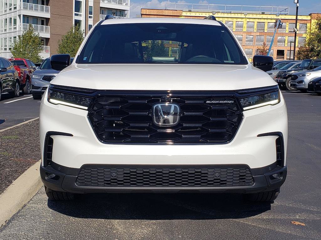 Used 2025 Honda Pilot Black Edition image 2