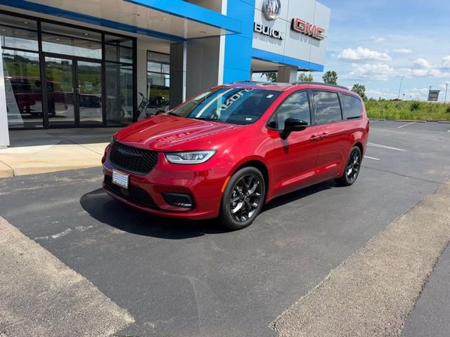 Used 2025 Chrysler Pacifica Limited FWD image 2