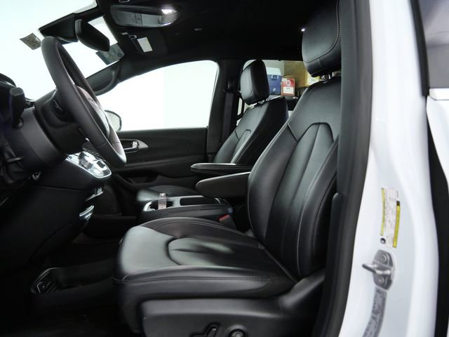 Used 2025 Chrysler Pacifica Select FWD image 17