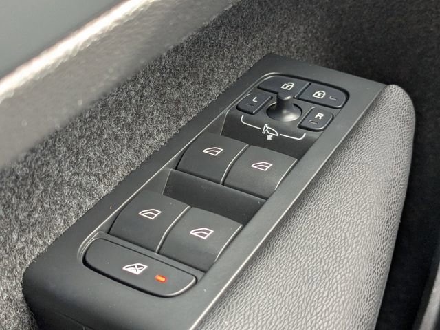 Certified 2023 Volvo XC40 B5 Plus w/ Protection Package Premier image 31