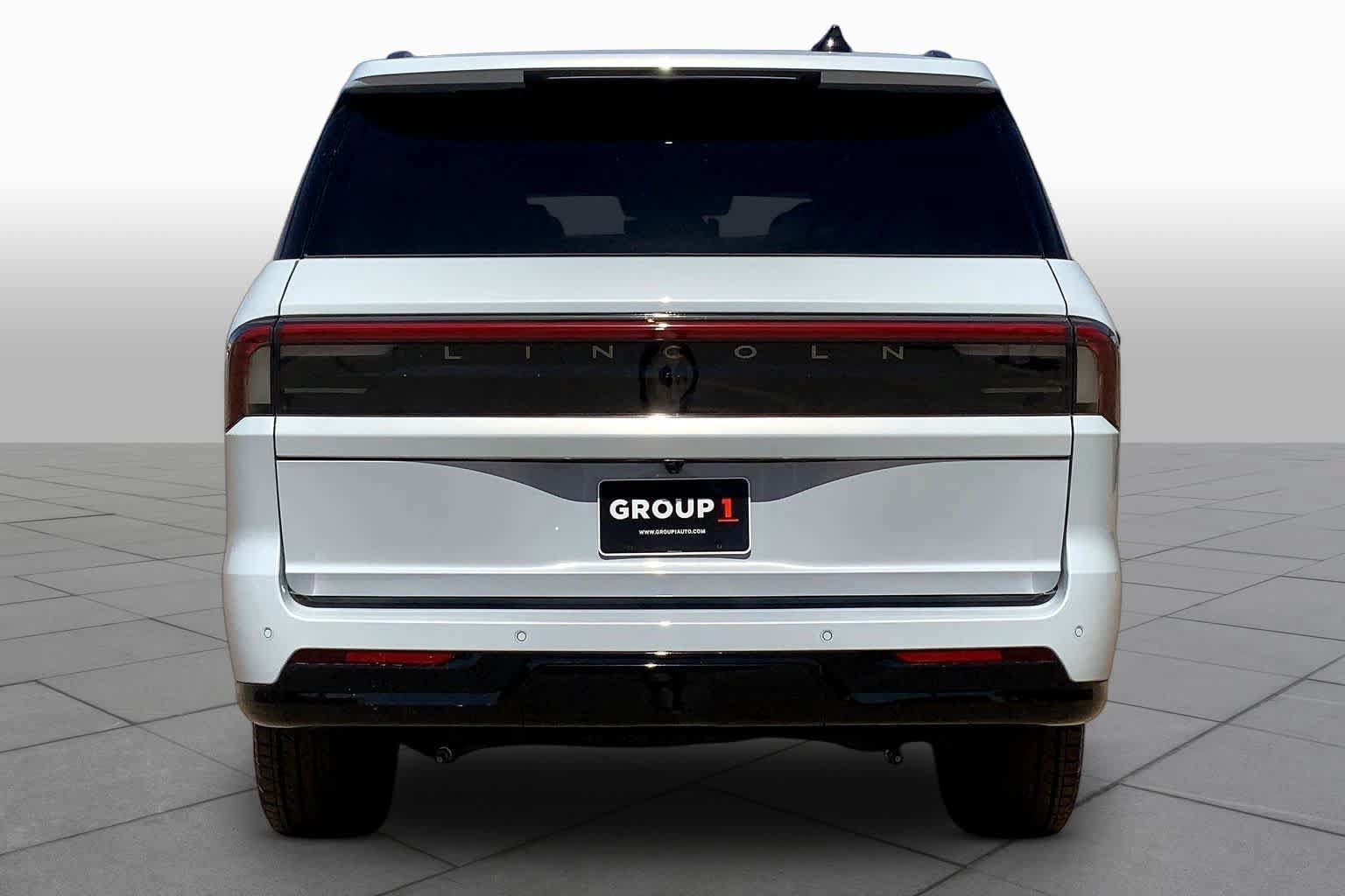 New 2026 Lincoln Navigator Reserve w/ Jet Appearance Package AWD/4WD image 4