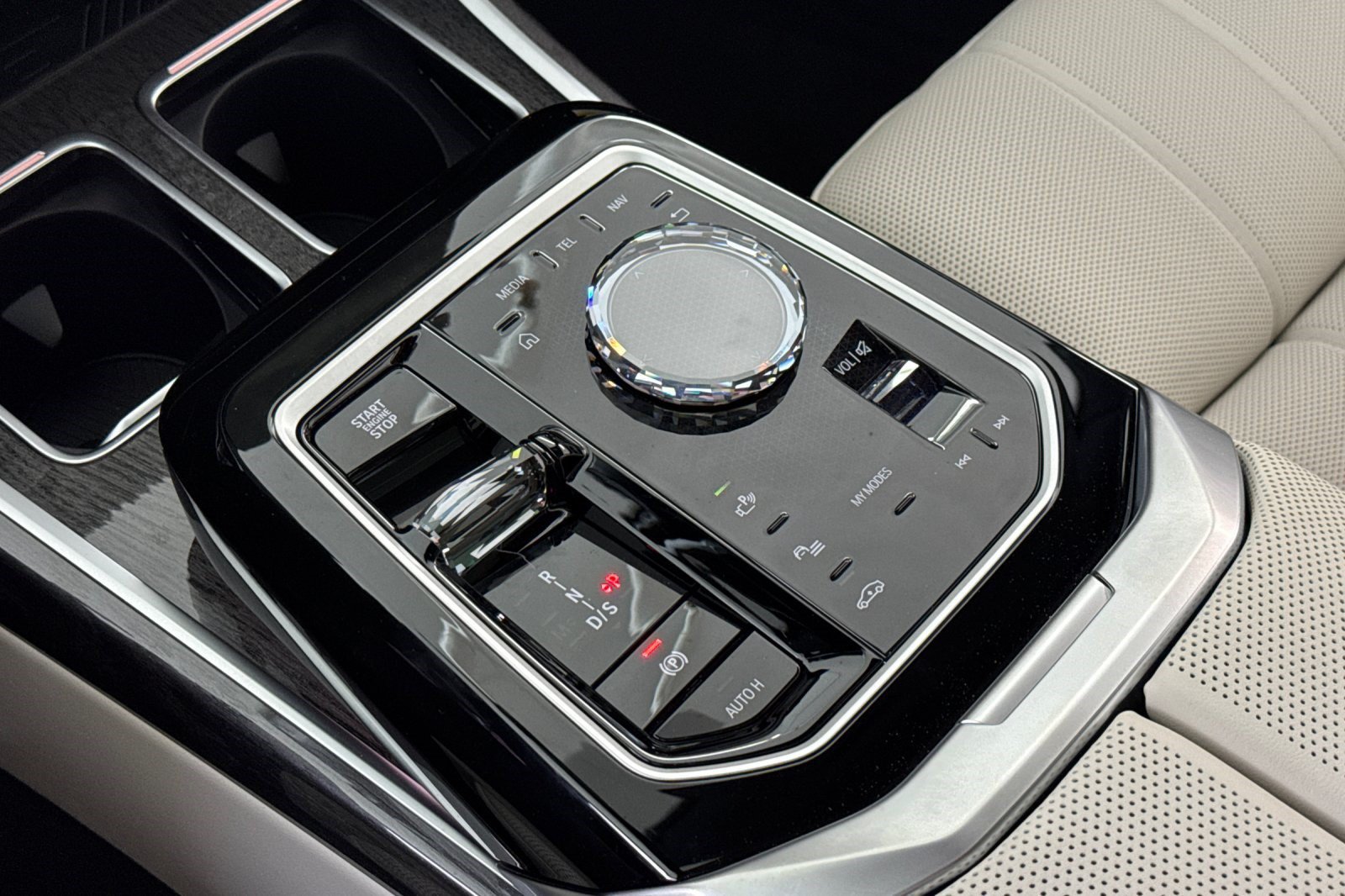 New 2026 BMW 750e xDrive w/ Premium Package AWD/4WD image 17