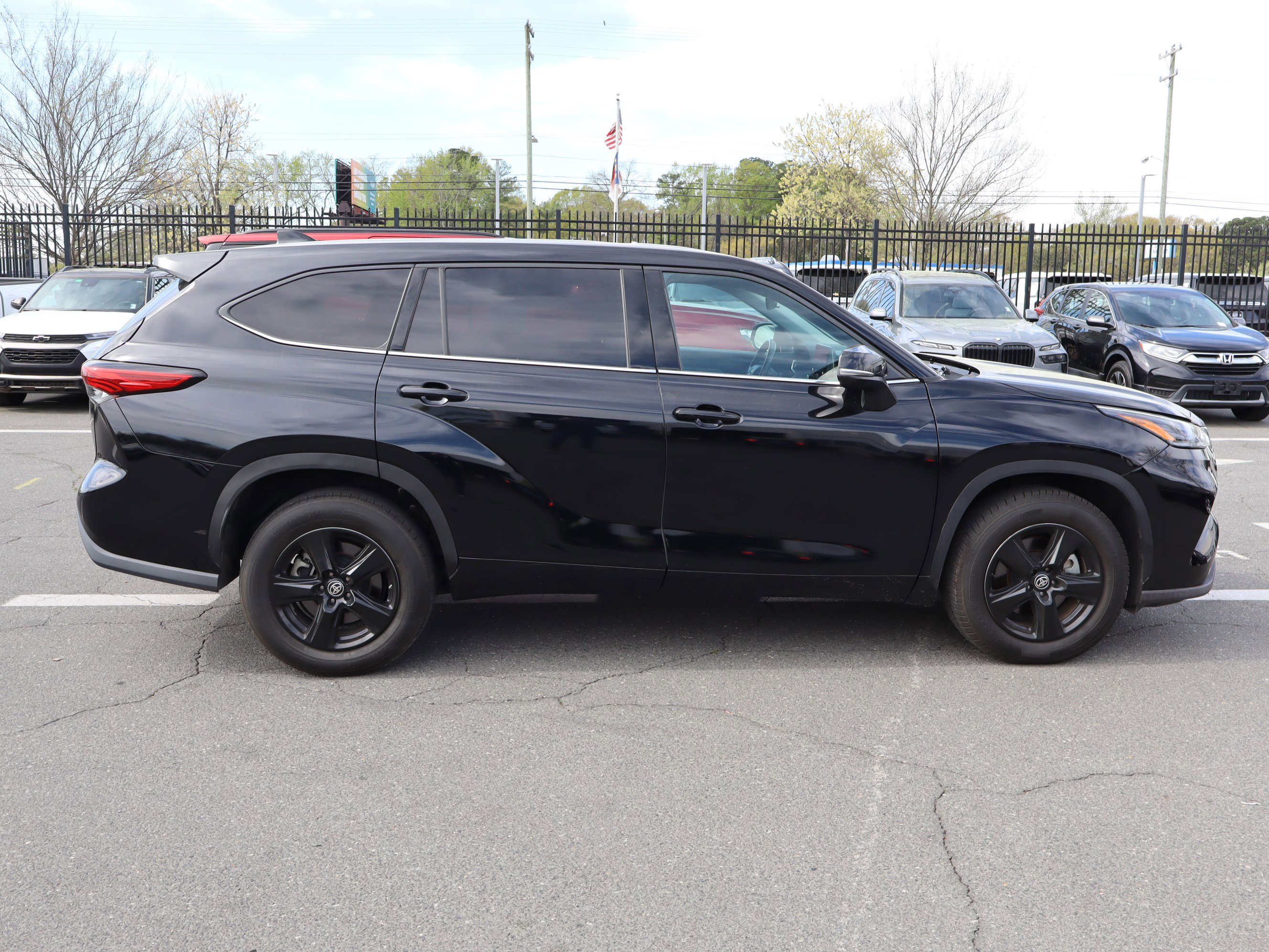 Used 2021 Toyota Highlander LE FWD image 11