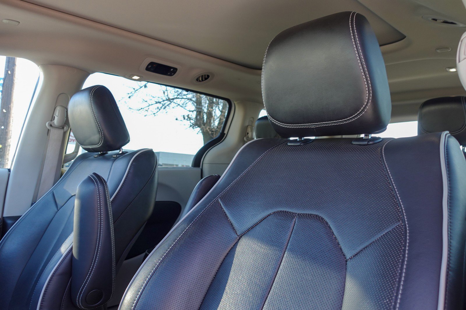 Used 2023 Chrysler Pacifica Limited image 10