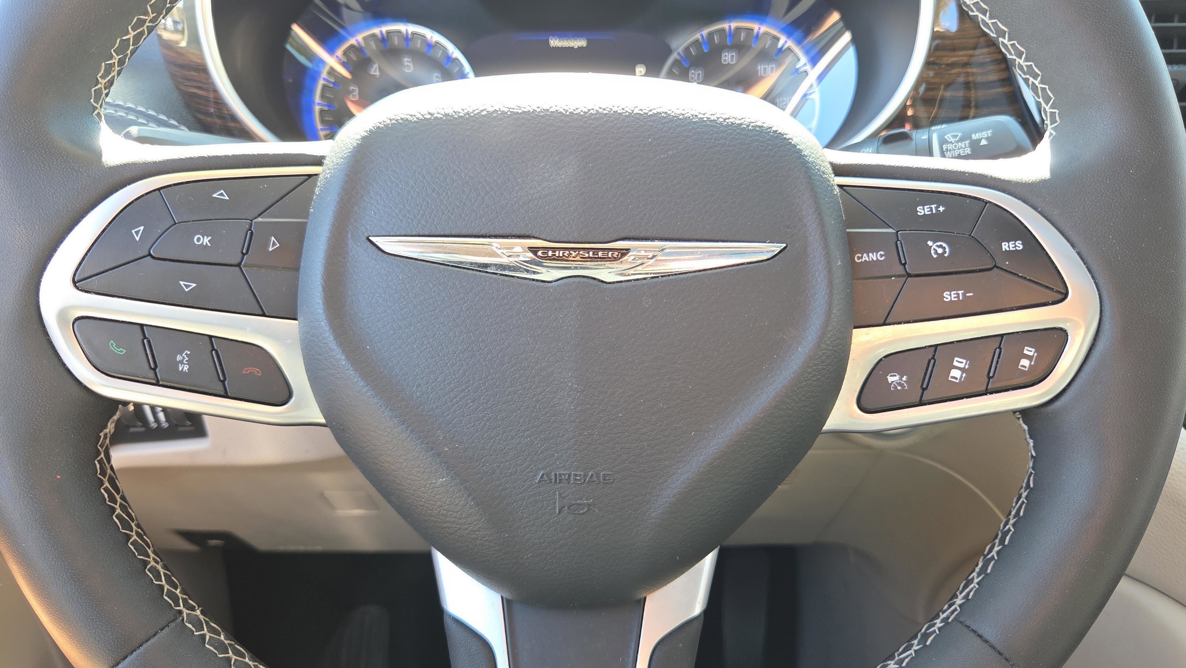 Used 2023 Chrysler Pacifica Limited w/ Uconnect Theater Family Group image 38