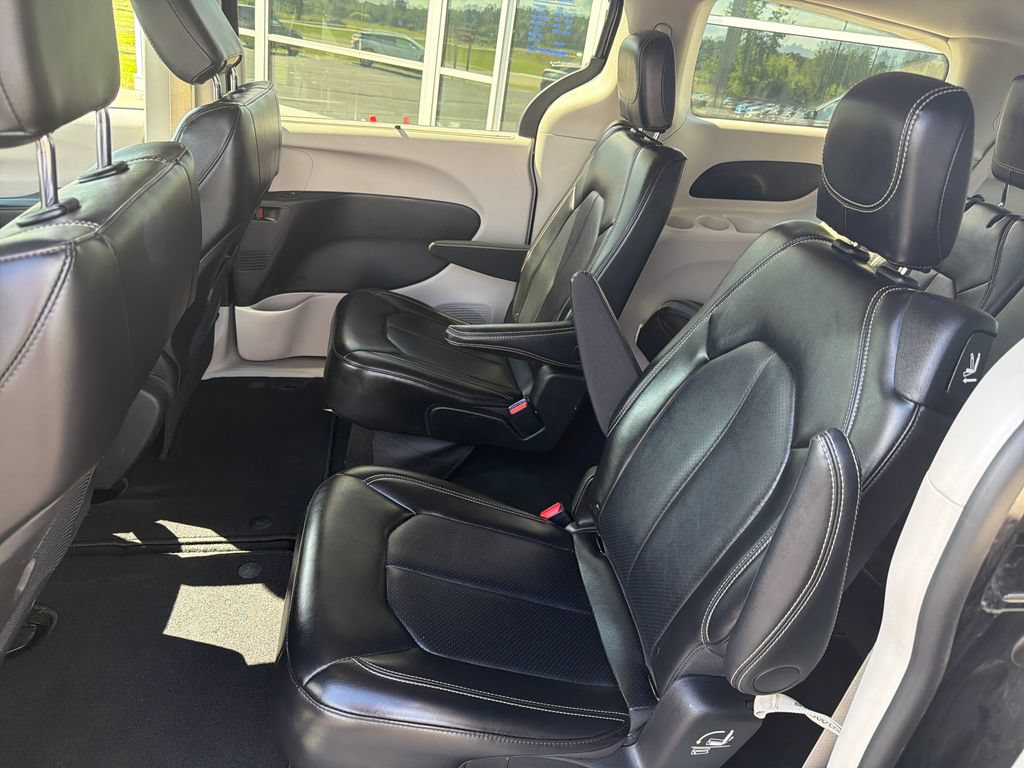 Used 2024 Chrysler Pacifica Touring-L FWD image 20